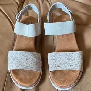 BOB'S FROM SKECHERS MEMORY FOAM TAUPE/TAN SANDALS, EUC, 7.5 WIDE
